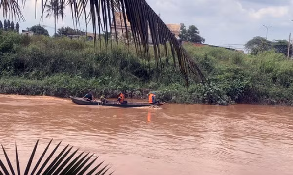 Đi thả cá phóng sinh với mẹ, bé trai 2 tuổi rơi xuống sông mất tích