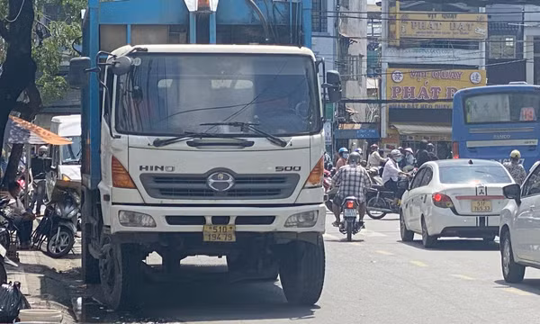 Xe chở rác mất thắng gây tai nạn liên hoàn ở TP.HCM