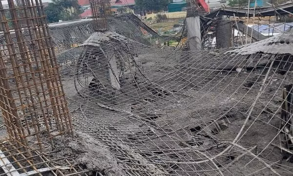 Trung tâm thương mại đang xây bất ngờ bị sập toàn bộ giàn giáo 
