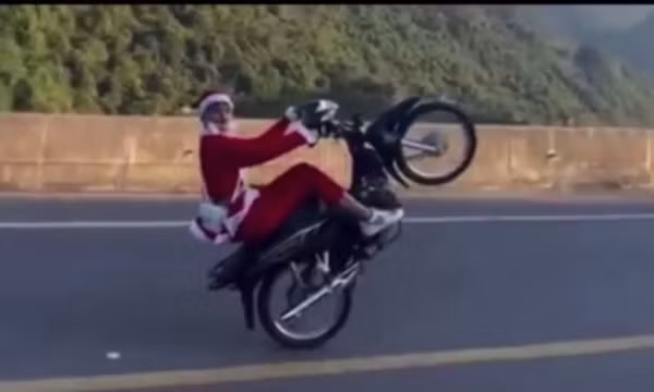 Khởi tố "ông già Noel" bốc đầu xe máy trên cao tốc