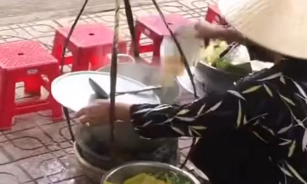 Phạt tiếp người bán hàng rong đổ nước lèo thừa vào nồi