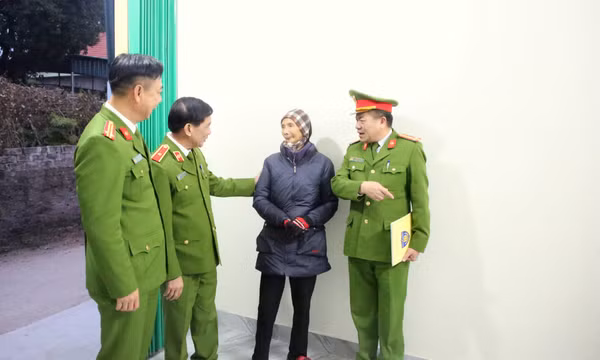 Trung đoàn CSCĐ Đông Bắc trao nhà tình thương cho phụ nữ neo đơn có hoàn cảnh khó khăn tại TX Quảng Yên