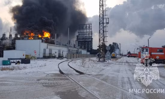 Nổ lớn ở nhà máy lọc dầu lớn nhất vùng Siberia của Nga