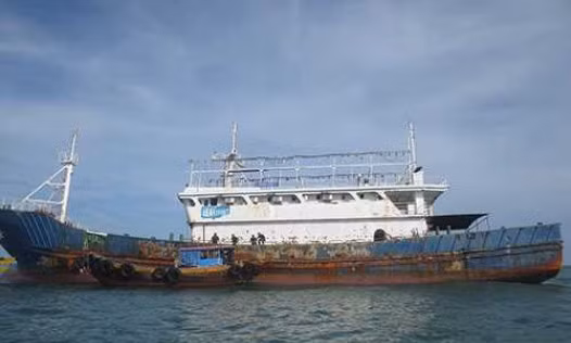 Một tàu không người số hiệu nước ngoài trôi dạt trên biển