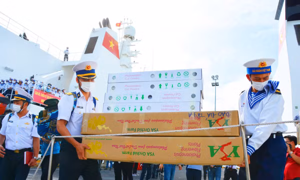 Tiễn đoàn công tác đi thăm, chúc Tết quân và dân huyện đảo Trường Sa