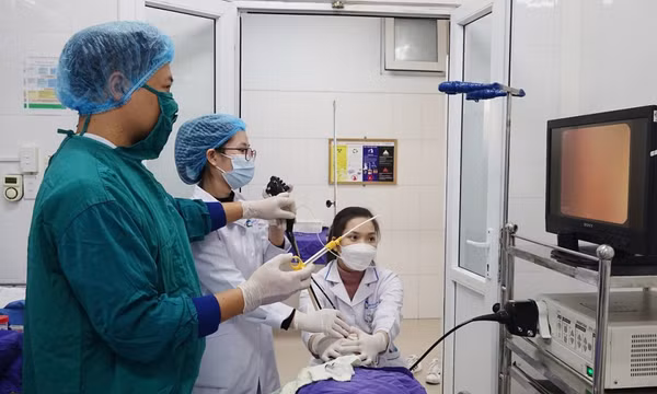 Nội soi phế quản gắp mảnh xương trong thùy phổi cụ bà 75 tuổi