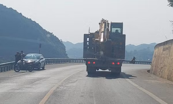 Bất chấp biển cấm, nhiều tài xế vẫn dừng đỗ trên cầu cạn tại Thái Nguyên