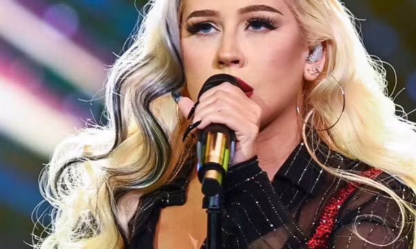 Christina Aguilera biểu diễn ở Nhà hát Lớn Hà Nội
