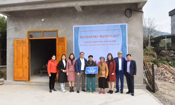 Bàn giao kinh phí hỗ trợ xây nhà Đại đoàn kết cho hộ nghèo tại huyện Bình Liêu