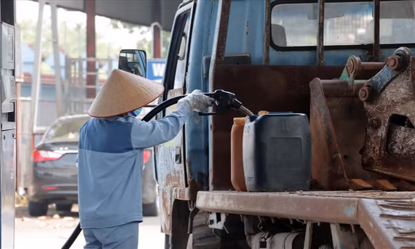 Giá dầu thế giới xuống thấp nhất một năm
