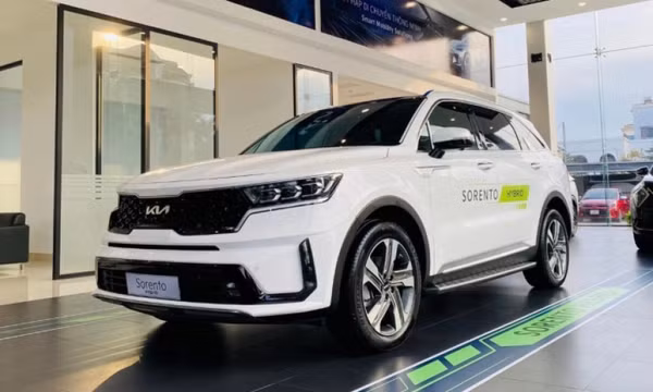 Kia Sorento mới đổ bộ đại lý Việt, giá bán khiến Hyundai Santa Fe và Toyota Fortuner ngẩn ngơ