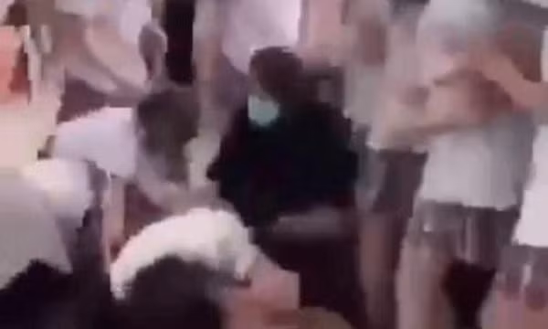 TPHCM lại xuất hiện clip nữ sinh đánh nhau trong trường học