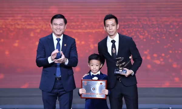 Văn Quyết đoạt giải cầu thủ hay nhất V-League 2022