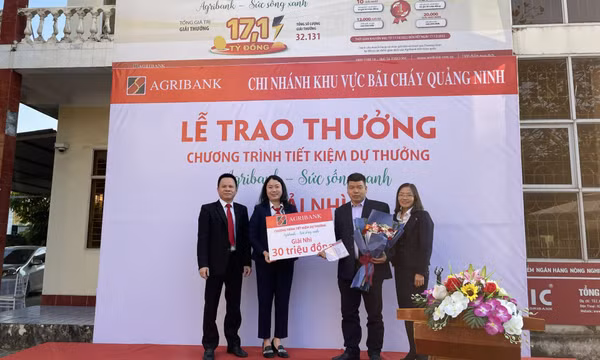 Agribank chi nhánh khu vực Bãi Cháy Quảng Ninh trao giải thưởng chương trình tiết kiệm dự thưởng “Agribank - Sức sống xanh”