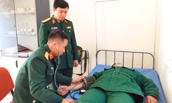 Thượng uý quân y đa năng