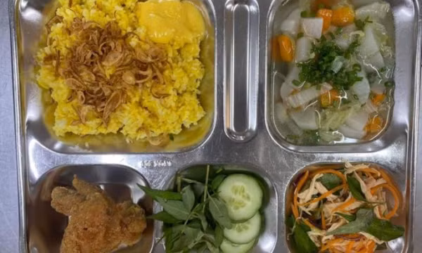 Cánh gà 'chưa nấu chín' gây ngộ độc học sinh Ischool Nha Trang
