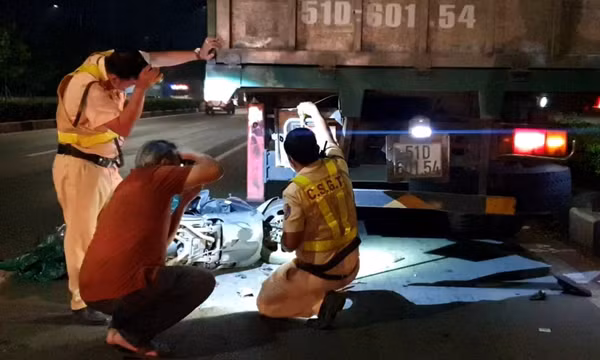 Điều tra vụ xe máy tông đuôi xe tải sát dải phân cách khiến 1 người chết