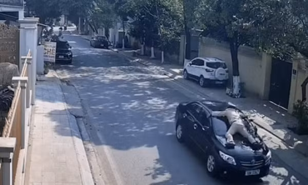 Phó giám đốc Trung tâm giáo dục thường xuyên hất cảnh sát giao thông lên nắp capo