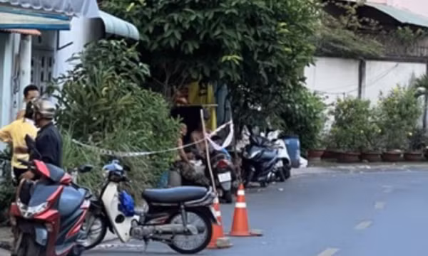 Đang ngồi trong quán cà phê, một người bị đâm tử vong