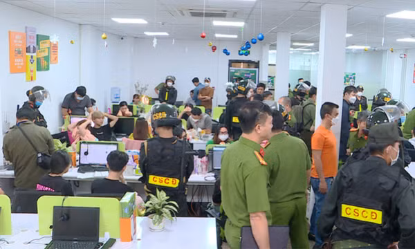 Trăm cảnh sát bắt 86 người giả nhân viên ngân hàng lừa rút tiền