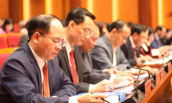 HĐND tỉnh nghe các báo cáo, tờ trình