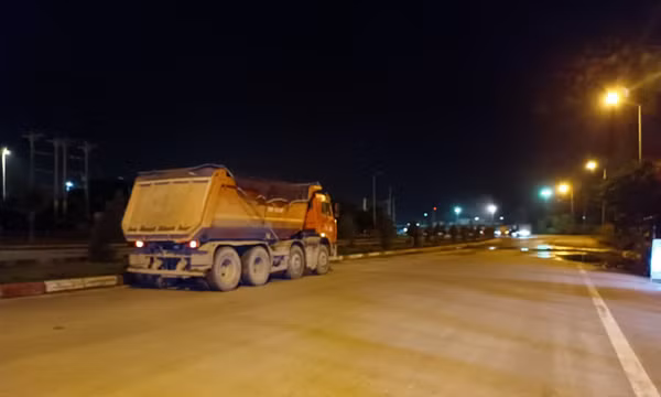 Côn đồ dùng dao đâm tài xế xe tải trọng thương