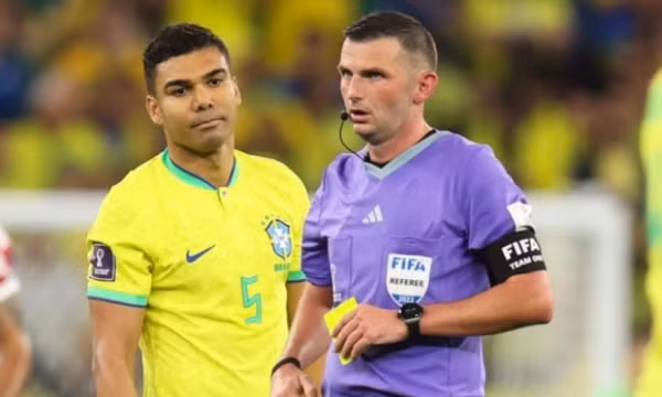 FIFA loại một trọng tài Anh khỏi World Cup