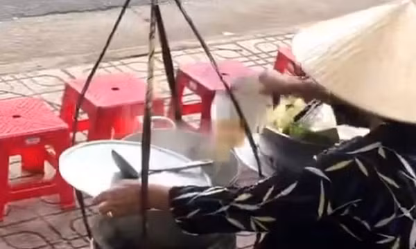 Xác minh vụ người bán hàng rong đổ thức ăn thừa vào nồi để bán lại