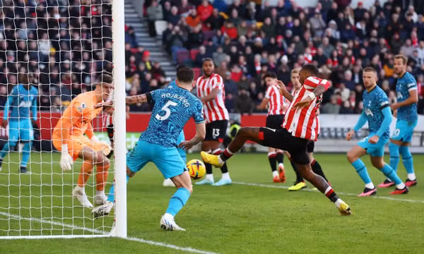 Tottenham hoà dù bị dẫn hai bàn ở Ngoại hạng Anh