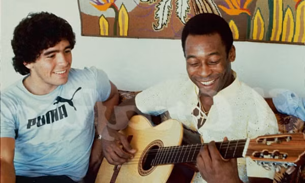 Pele chơi bóng cùng Maradona trên... thiên đường