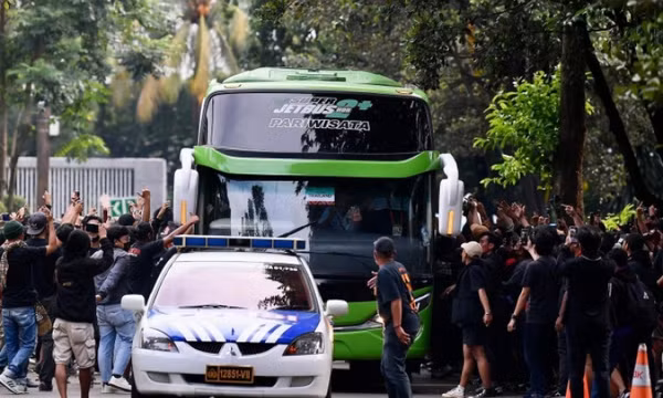 CĐV Indonesia tấn công xe buýt tuyển Thái Lan