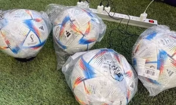 Bóng dùng cho World Cup được sạc trước trận đấu