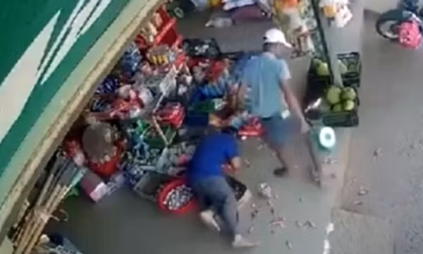 Bắt giam thanh niên 18 tuổi chém chủ nợ 13 nhát dao chết tại chỗ