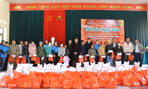 Tặng quà cho hộ nghèo, người khuyết tật tại xã Nam Sơn, huyện Ba Chẽ