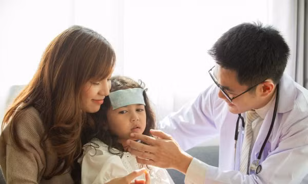 Cần phải làm gì khi trẻ sốt không rõ nguyên nhân?