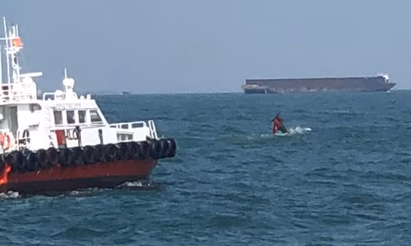Va chạm với tàu hàng, một tàu cá bị chìm, 1 thuyền viên mất tích 