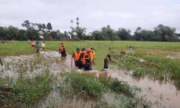Hai cậu cháu ở TT-Huế bị lũ cuốn tử vong khi từ trường học về nhà