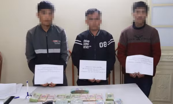 Nửa đêm, mang heroin kèm súng ngắn “trấn yểm”