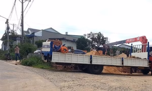 Xe cẩu vướng dây điện trung thế, chủ nhà bị điện giật tử vong