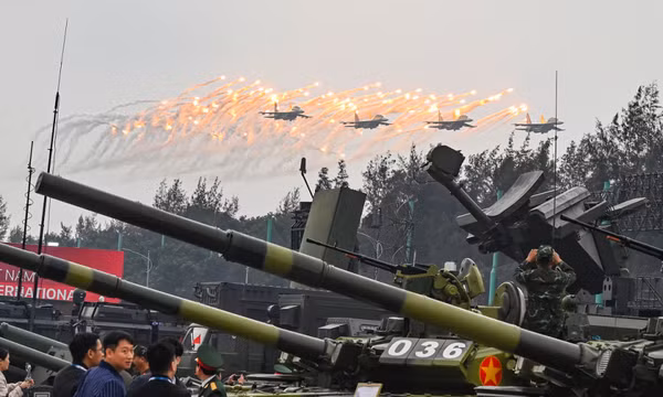 Su-30MK2 trình diễn ngày khai mạc triển lãm quốc phòng