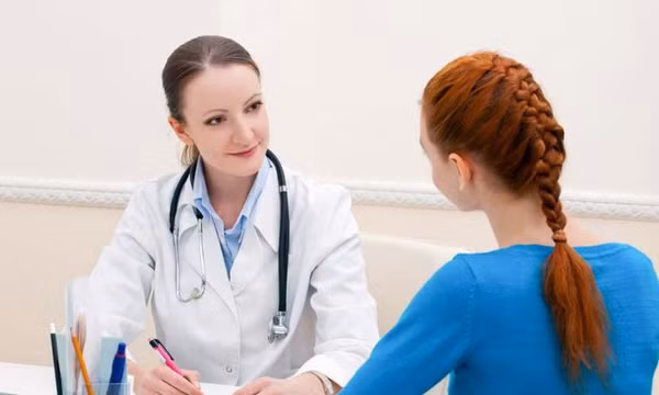 Nên làm gì khi bị liệt mặt, méo miệng do trời lạnh?