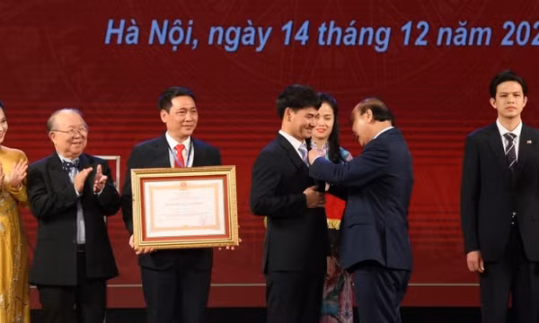 Nghệ sĩ Xuân Bắc nhận Huân chương lao động