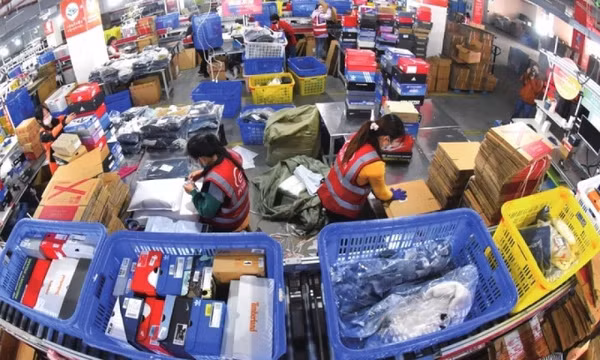 Nhiều địa phương Trung Quốc cho phép người mắc COVID-19 nhẹ đi làm