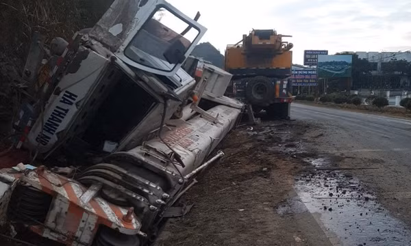 Xe cẩu lật nghiêng trên Quốc lộ 6, hai người bị thương