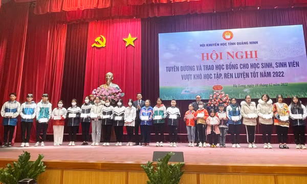 Tuyên dương, trao học bổng cho 175 học sinh, sinh viên vượt khó học tập