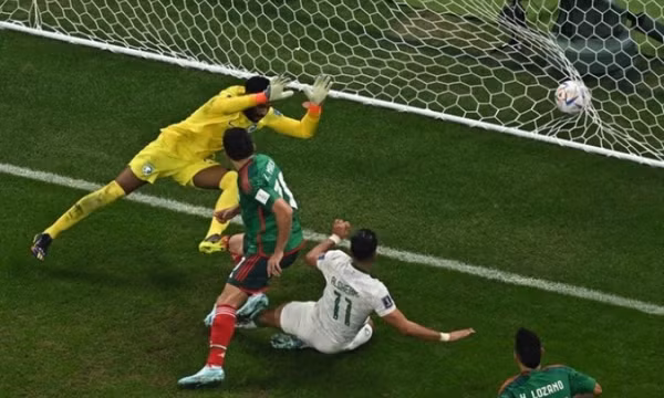 Saudi Arabia dắt tay Mexico rời World Cup