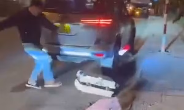 Triệu tập lái xe chửi bới, quăng đồ của 3 du khách