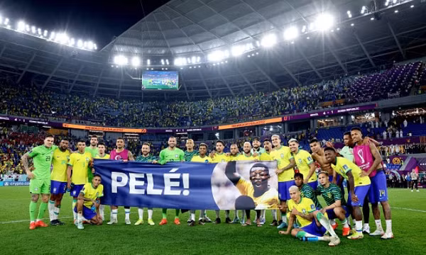 Cầu thủ Brazil tặng chiến thắng cho Pele