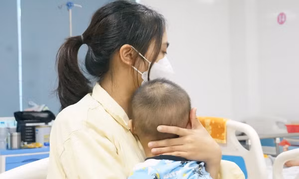 Bác sĩ lý giải tại sao trẻ hay ốm vào mùa đông