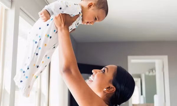 Có nên đóng kín cửa nhà “nhốt” trẻ để tránh gió lạnh?